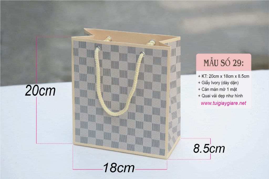 Túi giấy với họa tiết caro