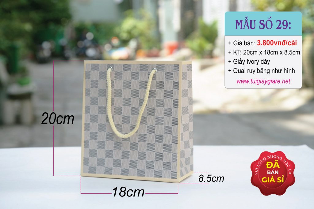 Túi giấy đựng mỹ phẩm với họa tiết caro