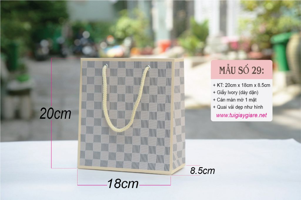 Túi giấy đựng mỹ phẩm với họa tiết caro
