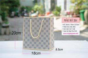 Túi giấy đựng mỹ phẩm với họa tiết caro